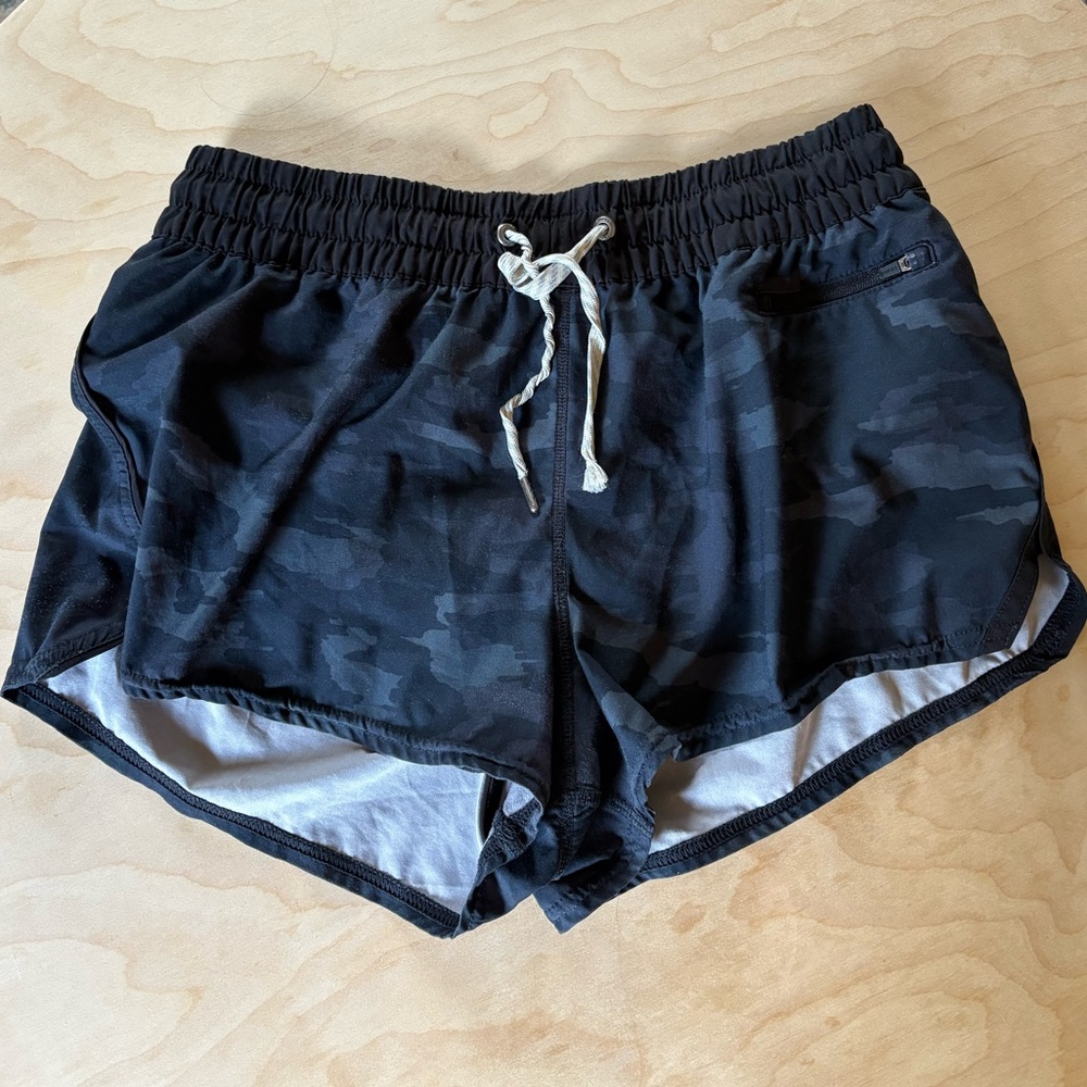 Vuori Black Camo Women's Clementine Shorts M